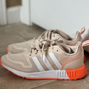 Adidas size 8 tennis shoes